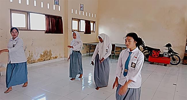 Latihan-menari-x